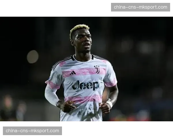 特写:告别战?尤文图斯老将博格巴赛后绕场向主场观众致意 特写:告别战?尤文图斯老将博格巴赛后绕场向主场观众致意