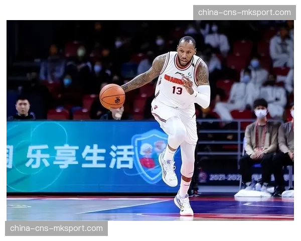 威姆斯飞身救球撞翻广告牌，起身后向主场球迷挥手致意