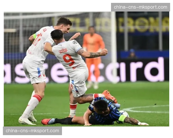 VAR长时间审核后，主裁判维持阿斯顿维拉进球有效的判罚